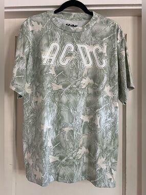 Philcos AC/DC Short Sleeve Graphic Tee with camouflage background. Size M NWT